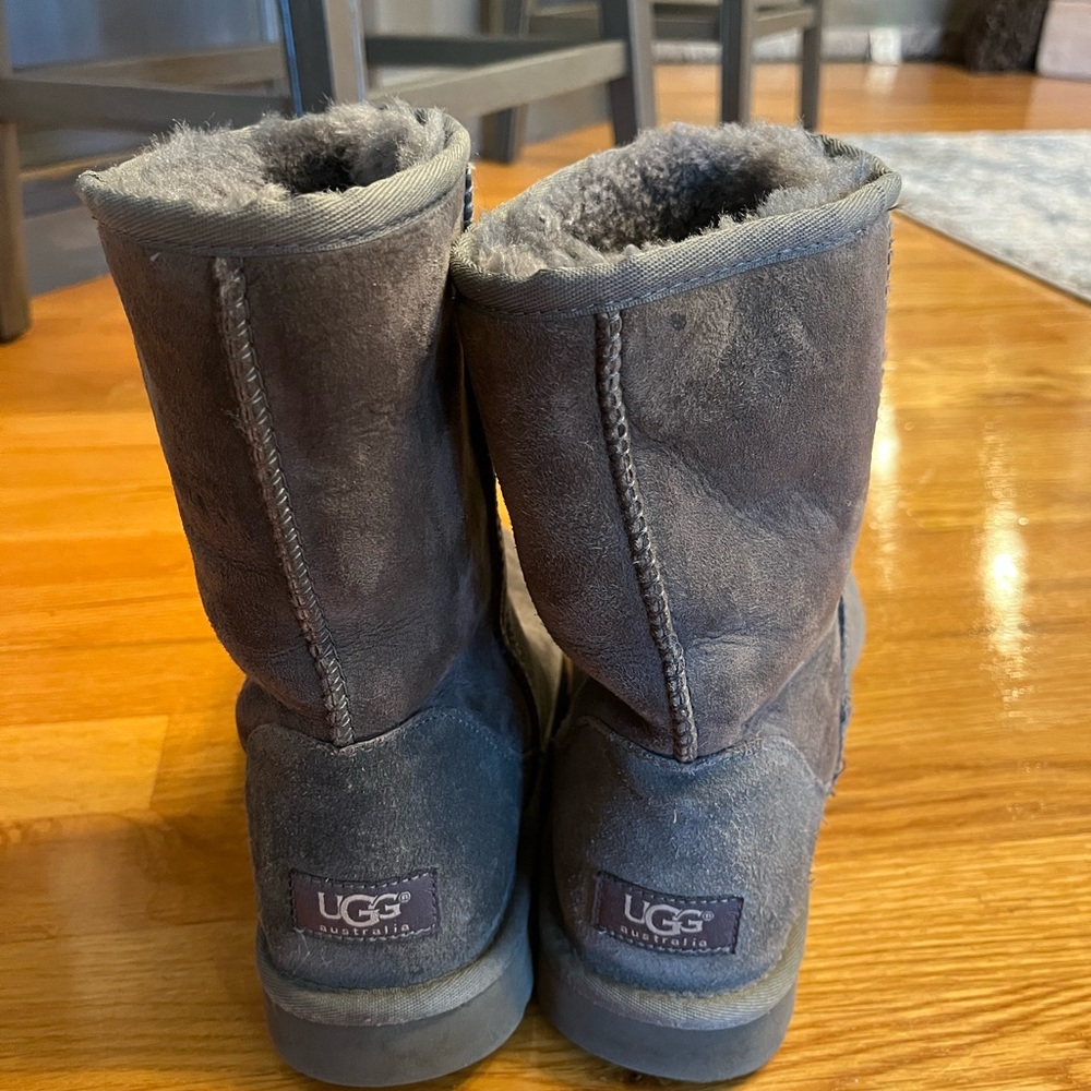 Ugg Gray Boot. Size 8 Good Condition - image 3